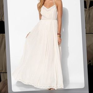 Kimchi Blue - Dove Crinkle Maxi Dress in White